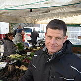 Markthändler Andreas Nusser aus Ostrach sieht einem Umzug auf den Marktplatz aufgrund der Parkplatzsituation eher mit Skepsis entgegen.