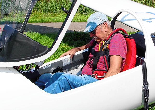 Klaus Bender kurz vor einem Segelflug 2019 auf dem Flugplatz in Markdorf. Seit etwa einem Jahr fliegt der 80-Jährige altersbedingt nicht ...