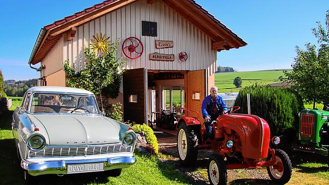 Oben: Zwei Schmuckstücke aus der Sammlung von Erwin Gaiser: der Ford Taunus 17 m P2 deLuxe und der knallrote Porsche-Diesel Super ...