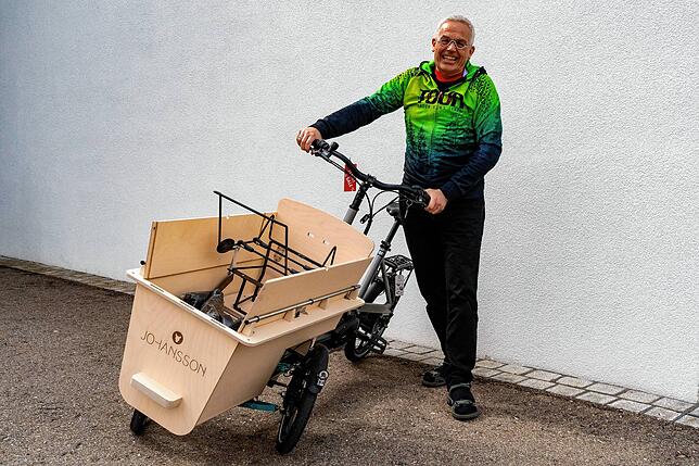 Hier zeigt Martin Vetter ein E-Bike-Lastenfahrrad mit Neigungstechnik.