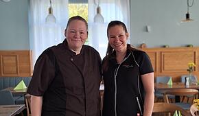 Die beiden Schwestern Carina Steimle (links) und Julia Boßhart führen den Landgasthof Linde in Hepbach in zweiter Generation. Auf ...