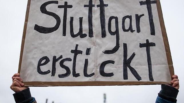 Im Stuttgarter Talkessel ist die Luft oft besonders schlecht, Umweltschützer fordern Diesel-Fahrverbote für die stark belastete ...
