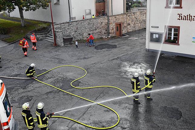 Kinder müssen mit ihren Erzieherinnen über die Fluchtwege aus dem Gebäude und in die benachbarte Kirche.