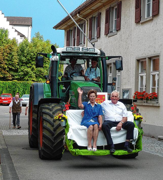 So wurde das Ehepaar Thea und Werner Jäger 2011 von ihrem Sohn Martin und Enkel Andreas zur Goldenen Hochzeitsmesse gefahren. (Archiv)