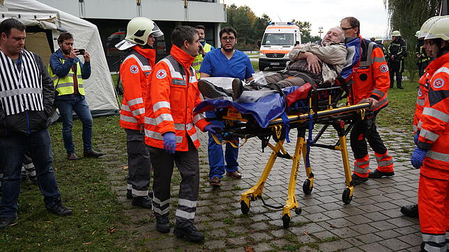 Mittendrin in der Übung für einen Massenanfall von Verletzten im Klinikum Friedrichshafen: Am Samstag werden in wenigen Stunden rund 40 ...