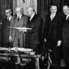 Pariser Gruppenfoto nach Unterzeichnung des Vertrags über die Gründung der Montanunion 1951. Von links: Paul van Zeeland (Belgien), ...