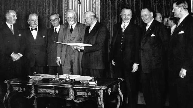 Pariser Gruppenfoto nach Unterzeichnung des Vertrags über die Gründung der Montanunion 1951. Von links: Paul van Zeeland (Belgien), ...