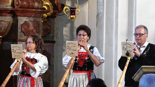 Viel Applaus erntet die Alphorn-Kumpanei Klettgau bei einem Benefizkonzert für die neue Orgel in der Kirche Mariä Himmelfahrt in Tiengen ...