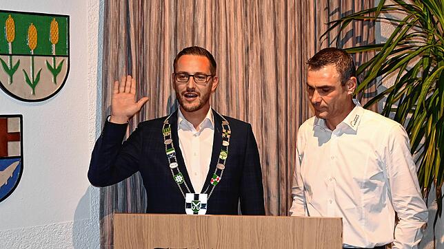 Florian Zindeler tritt mit der Verpflichtung offiziell seine zweite Amtszeit als Bürgermeister von Hohenfels an. Ratsmitglied Harald ...