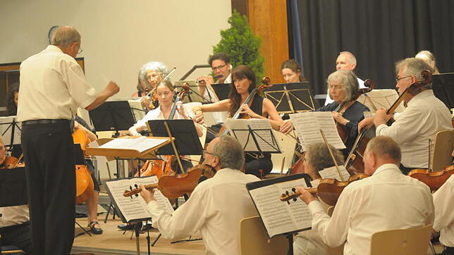 Hans Jörg Walter dirigiert das Serenadenkonzert des "Orchesters der Musikfreunde" in der Stadthalle.