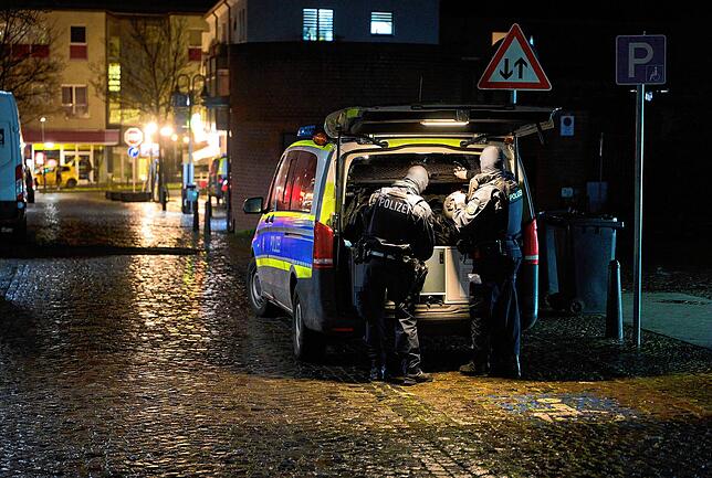 Saarland, Sulzbach: Polizeibeamte sind in der Innenstadt im Einsatz.