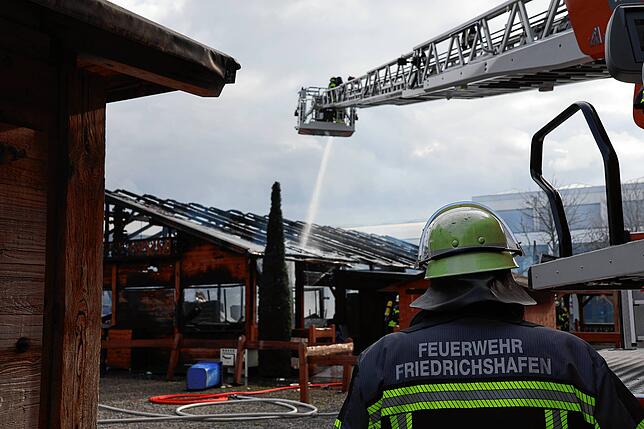 Gegen 17.30 Uhr ist der Brand unter Kontrolle, aber einige Glutnester werden noch gelöscht.