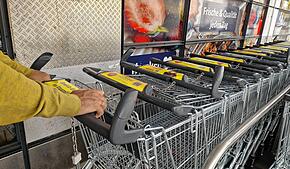 Kundenfrust beim Discounter: Seit einigen Wochen gibt es am Heinrich-Weber-Platz Einkaufswagen mit unsichtbarer Sicherung. Die Räder ...
