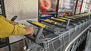 Kundenfrust beim Discounter: Seit einigen Wochen gibt es am Heinrich-Weber-Platz Einkaufswagen mit unsichtbarer Sicherung. Die Räder ...