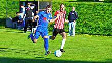 Umkäpfte Partie: Nick Fischer (rechts) und die Spvgg. Andelsbach verlangten Dominik Czerepak und dem FC Erzingen alles ab und erkämpften ...
