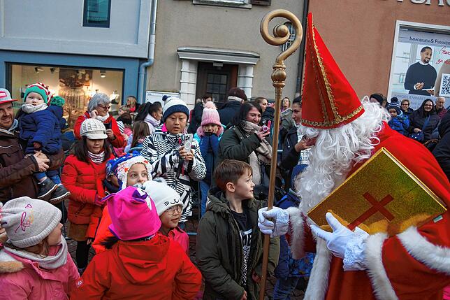 Bild 13: Besuch des Nikolauses in Tiengen sorgt für viele strahlende Kinderaugen