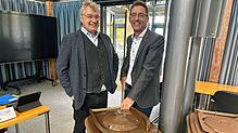 Abfallwirtschaftsamtsleiter Martin Fetscher (rechts) bei der Vorstellung eines neuen Biomülltonnen-Typs 2024 mit Entsorgungsexperte ...