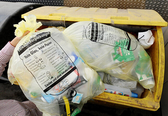 Trennen und Recyclen, um der Müllmenge Herr zu werden:  Alleine im Jahr 2015 fielen in Deutschland knapp 5,92 Millionen Tonnen ...