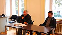 Der 58-Jährige (hier beim ersten Prozesstag) wird im Amtsgericht zu drei Jahren Haft verurteilt. Sein Verteidiger Thomas Jordan (links) ...