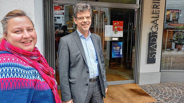 Werben für den neuen Bürgertreffpunkt neben der Stadtgalerie: Markdorf Marketing-Geschäftsführerin Barbara Bücken (links) und ...