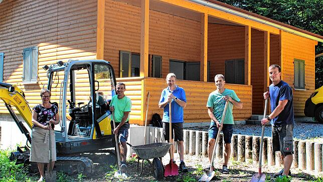 Die neue Raithaslacher Hütte ist fast fertig. Jetzt kümmert sich der eigens gegründete Verein um den Grillplatz (v.l.): Christine ...