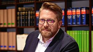 Stellt sich den Fragen der Redaktion: Andreas Hennemann in einem Konferenzzimmer in seiner Kanzlei an der Unteren Laube.