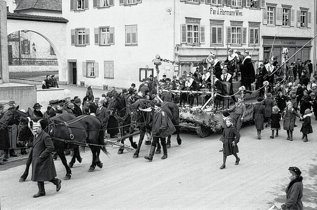 Ein Umzugswagen beim Kriegerdenkmal in der Hauptstraße.