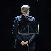 Der Komponist Helmut Lachenmann als Rezitator in seinem Werk &bdquo;Das Mädchen mit den Schwefelhölzern&ldquo; auf der Bühne des ...