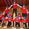 Das gemischte Ballett stürmt als Panzerknacker verkleidet die Bühne.