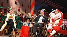 So ähnlich wie in dieser Fotomontage könnte es aussehen, wenn der nächste Beklagte am Schmotzigen Dunschtig zwischen Fürsprech Michael ...