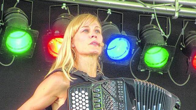 Mit Chansons über die Liebe trat die Sängerin und Akkordeonistin Christine Schmid im Vacono-Dome auf.