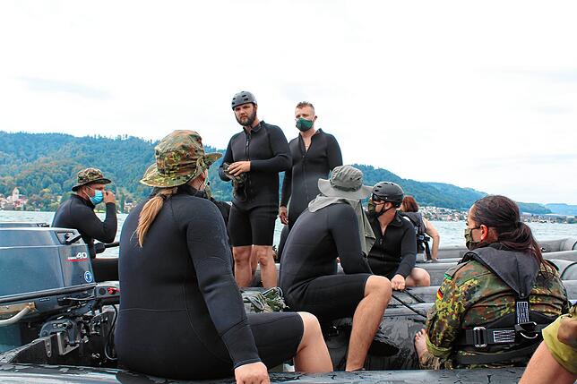 Kurze Besprechung der nächsten Übung, bevor die Boote sich wieder auf dem Wasser verteilen.