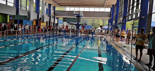 700 Teilnehmer tummeln sich im Freizeitbad Minara Bad Dürrheim während des 45. DLRG-Wettbewerbs
