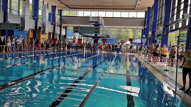 700 Teilnehmer tummeln sich im Freizeitbad Minara Bad Dürrheim während des 45. DLRG-Wettbewerbs