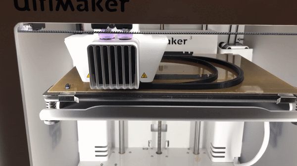 Bild : Die 3D-Drucker surren und surren: Immer mehr Helfer produzieren Gesichtsschild-Halter für immer mehr Abnehmer