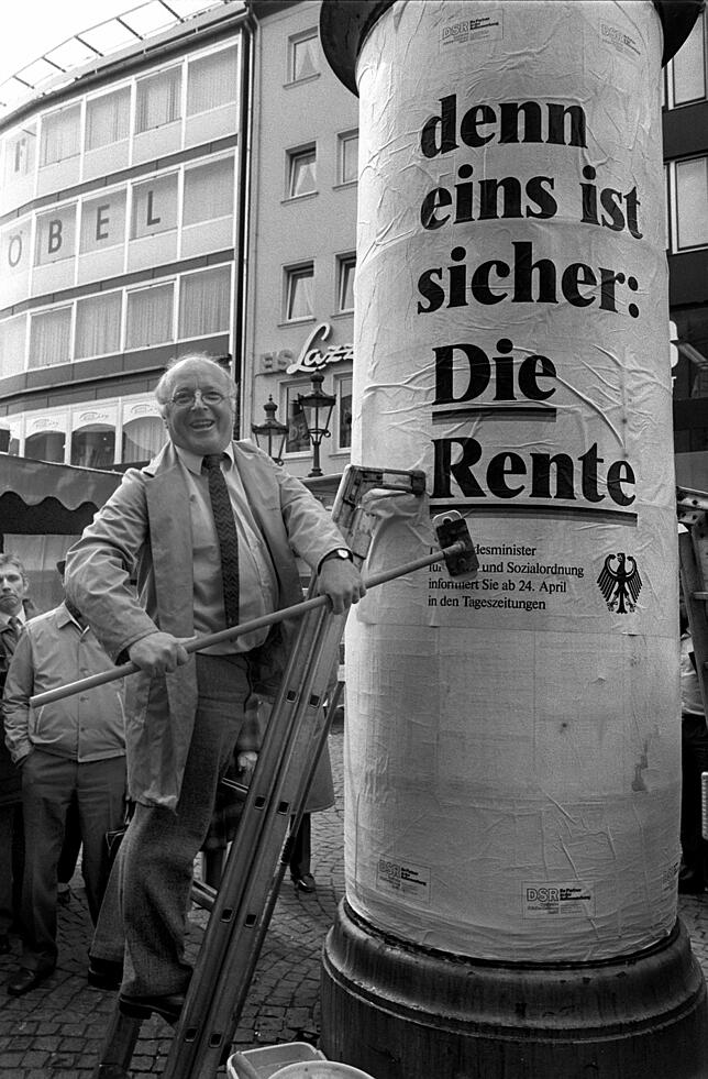 Norbert Blüm Eigenhändig geift der damalige Bundesarbeitsminister Norbert Blüm (CDU) auf dem Bonner Marktplatz zum Leimpinsel, um das erste Plakat ...
