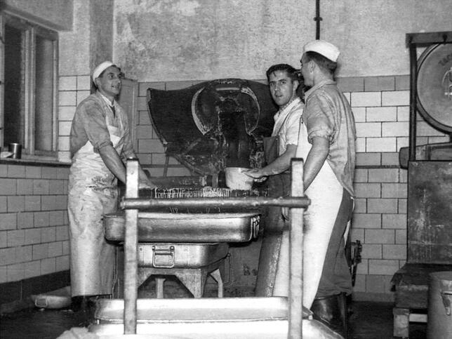 Otto Müller junior (2.v.r.) arbeiete schon früh in der Produktion mit. Hier ein Foto aus den den 1950er Jahren.