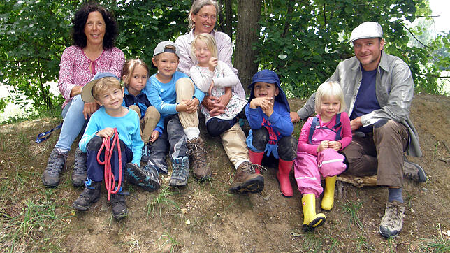 Die Kinder kommen gern in den Waldkindergarten am Eichelrain. Und auch dem Betreuerteam sagt diese Art von Pädagogik zu (v.l.): Pauline ...