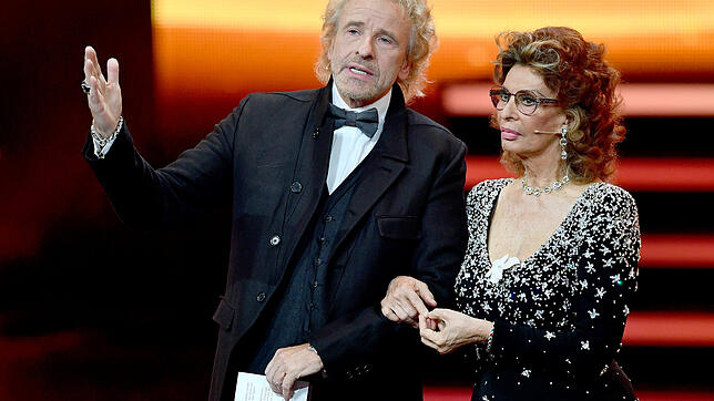 Thomas Gottschalk und Sophia Loren stehen bei der 70. Verleihung des Medienpreises Bambi auf der Bühne.