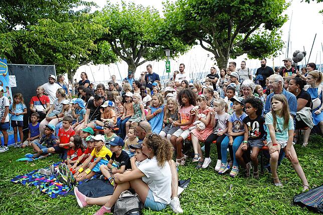 Die Mädchen und Jungen sind in der Seestraße ganz konzentriert, denn es wird das Puppentheaterstück &bdquo;Mascha und der Bär&ldquo; ...