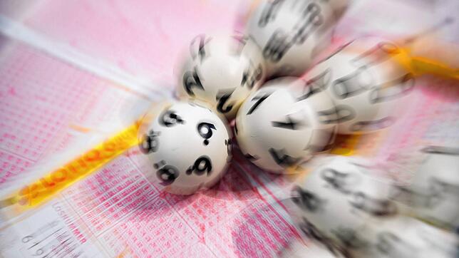 Bild : „Wie blöd kann man sein?“: Lottomillionär aus Hessen findet Tippschein nach Monaten