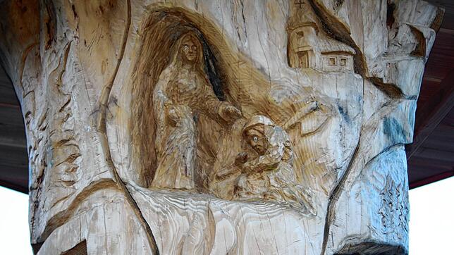 Auf der Rückseite der Holzskulptur ist die Entstehungsgeschichte von Todtmoos mit der Marienerscheinung dargestellt.