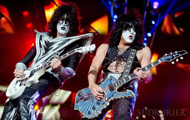 Der Gitarrist Tommy Thayer (l) und der Sänger und Gitarrist Paul Stanley von der US-Band Kiss bei «Rockavaria» 2015 auf der Bühne.