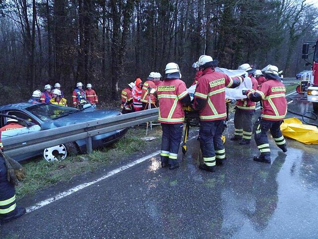 Nicht nur, wenn‘s brennt: Auch bei Unfällen, wie hier auf der B34, hilft die Rielasinger Feuerwehr, der Andreas Fürst angehört.