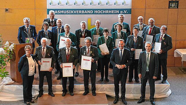 Die Geehrten der Ehrungsfeier des Blasmusikverbands Hochrhein für den östlichen Landkreis Waldshut in Lottstetten mit der Verbandsspitze ...