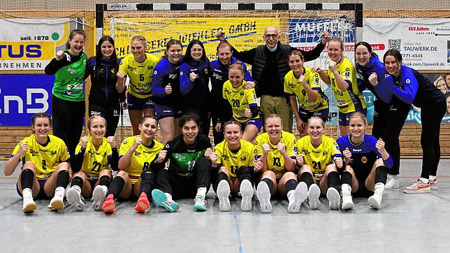Mannschaftsbild mit Fan und Helfer: Erich Lauterbach inmitten der Handballerinnen des SV Allensbach.