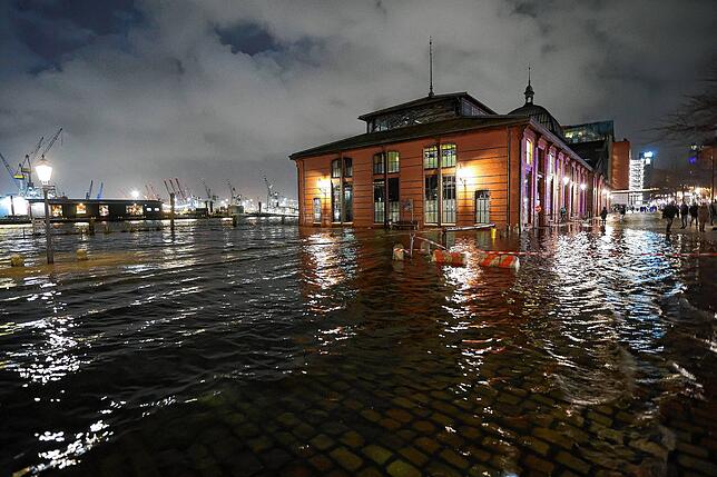 Der Hamburger Fischmarkt wird bei einer Sturmflut überflutet.
