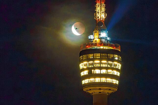 Bild 3: Roter Mond am Himmel: Totale Mondfinsternis begeistert Beobachter in Deutschland