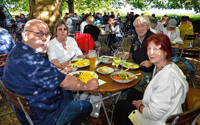 Joop und Jacqueline Morianer sowie Siegfried und Diana Amann (von links) genießen einen Abend im Biergarten des Wirtshauses am ...