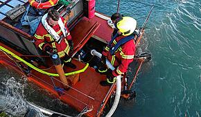 Mit zwei Tauchpumpen wurde der Motorraum der „Seekuh“ vom Bodensee-Wasser befreit. Vor Ort waren neben der Reichenauer Wehr auch Kräfte ...